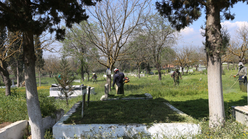 EFELER’DE MEZARLIKLAR RAMAZAN BAYRAMI İÇİN HAZIRLANIYOR!