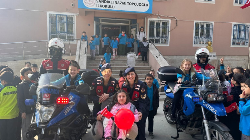 Çocuklara Hakları Hatırlatıldı, Bayrak ve Balon Dağıtıldı.