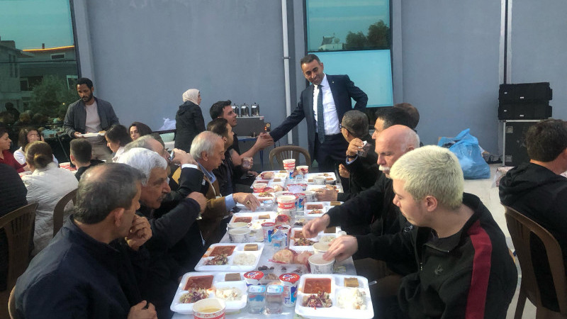 İş İnsanı Rıdvan Eşin, İftar Sofrasında Dostlarıyla Buluştu.