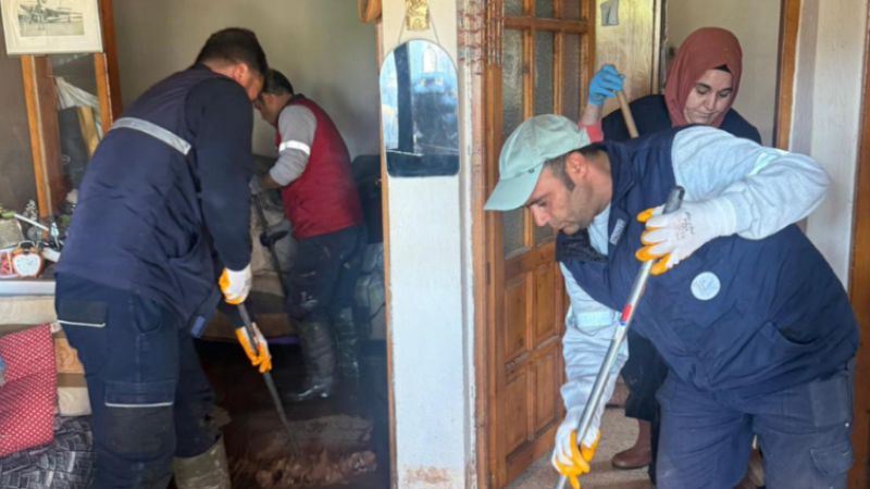 Seferihisar’da sel sonrası temizlik ve müdahale sürüyor