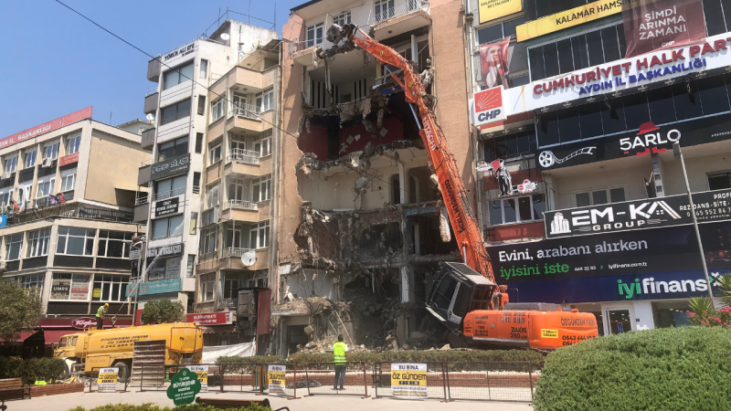 Aydın’da O Bina Yıkıldı! Yol Trafiğe Kapandı